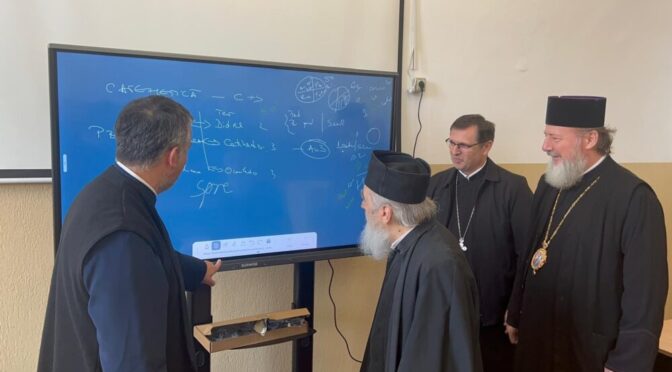 Ierarhilor arădeni le-au fost prezentate noile dotări tehnice ale Facultății de Teologie Ortodoxă din Arad